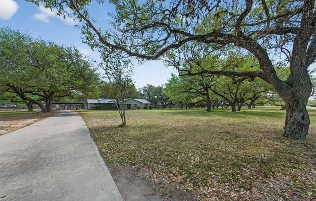 3-bedroom rental at 100 Crestline in Pleasanton, TX — photo 2