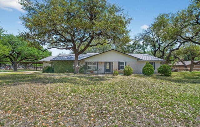 3-bedroom rental at 100 Crestline in Pleasanton, TX — photo 3