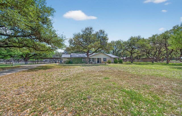 3-bedroom rental at 100 Crestline in Pleasanton, TX — photo 4