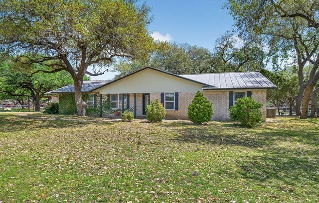3-bedroom rental at 100 Crestline in Pleasanton, TX — photo 5