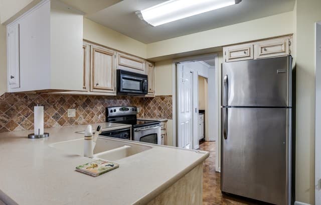 2-bedroom rental at 5359 Fredericksburg Unit 515 in San Antonio, TX — photo 4