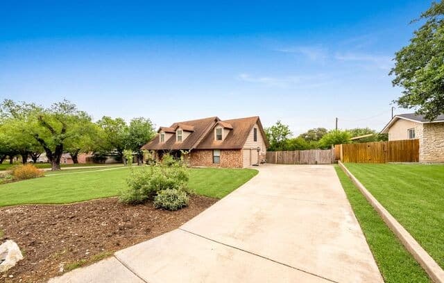 4-bedroom rental at 14307 Oak Shadows Dr in San Antonio, TX — photo 3