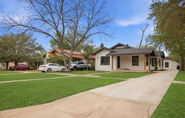 4-bedroom rental at 931 E Highland Blvd in San Antonio, TX — photo 5