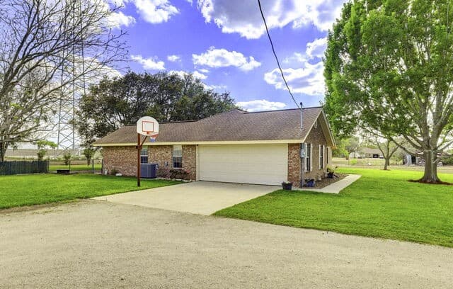 3-bedroom rental at 8416 Fm 541 in Stockdale, TX — photo 2