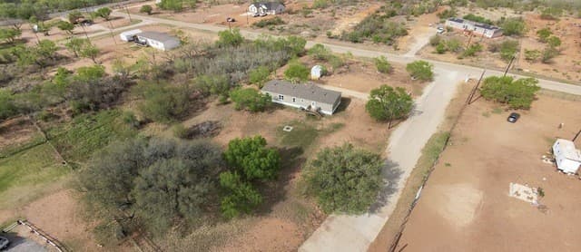 4-bedroom rental at 108 County Road 2638 in Devine, TX — photo 5