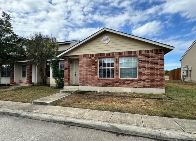 3-bedroom rental at 9140 Timber Path #905 Unit 905 in San Antonio, TX — photo 2