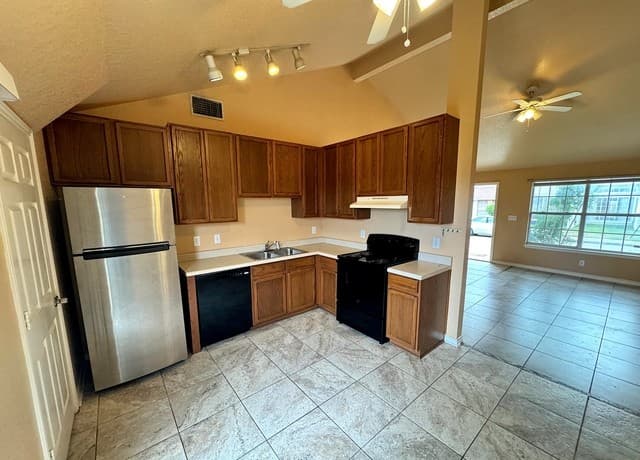 3-bedroom rental at 9140 Timber Path #905 Unit 905 in San Antonio, TX — photo 4