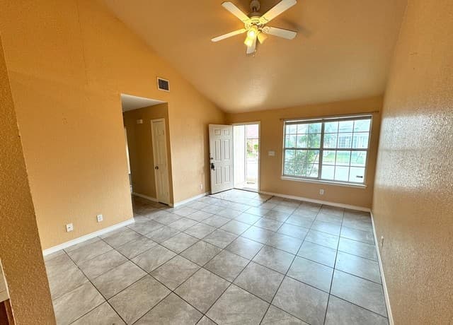 3-bedroom rental at 9140 Timber Path #905 Unit 905 in San Antonio, TX — photo 5