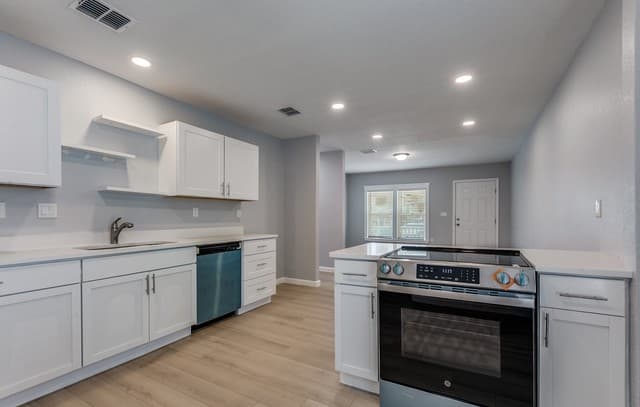 3-bedroom rental at 2371 Burnet in San Antonio, TX — photo 4