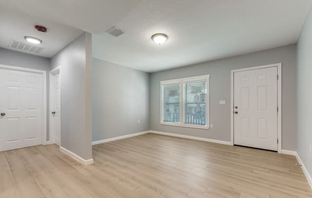 3-bedroom rental at 2371 Burnet in San Antonio, TX — photo 5
