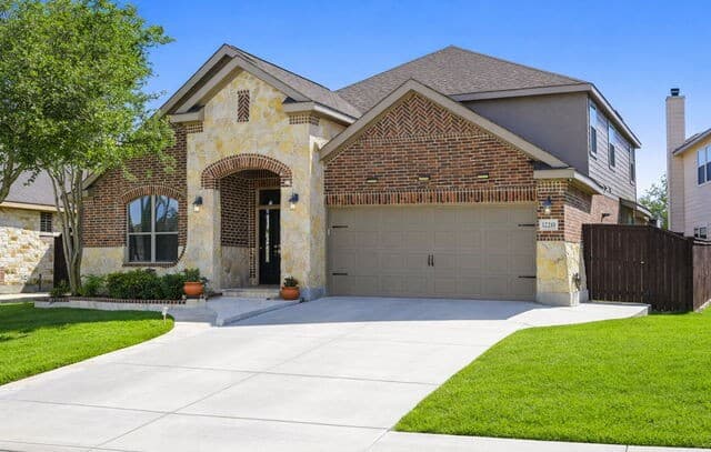 4-bedroom rental at 12210 Old Stillwater in San Antonio, TX — photo 2