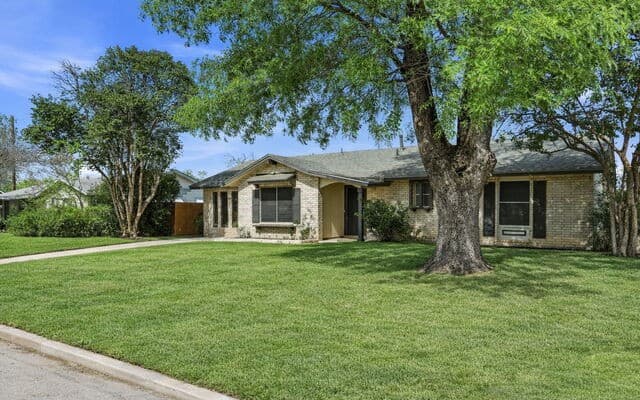 3-bedroom rental at 9518 Brightview St in San Antonio, TX — photo 4