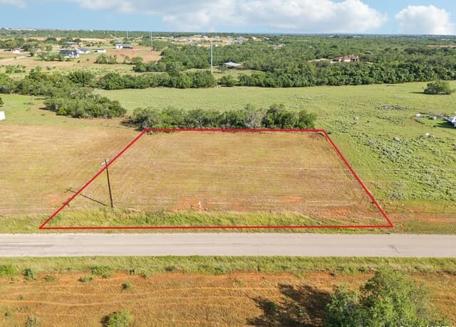 rental at 593 County Road 405 in Floresville, TX — photo 2