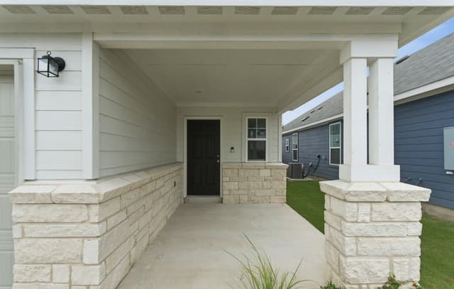 4-bedroom rental at 439 White Heron Way in Marion, TX — photo 2