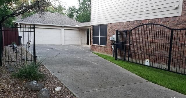 4-bedroom rental at 8403 Old Stone Gate in San Antonio, TX — photo 5