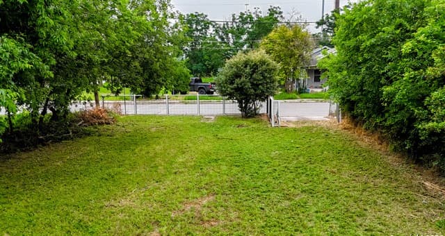 rental at 445 Furnish Ave in San Antonio, TX — photo 4