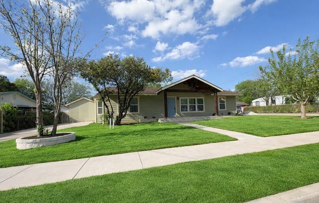 6-bedroom rental at 703 W Rosewood in San Antonio, TX — photo 1