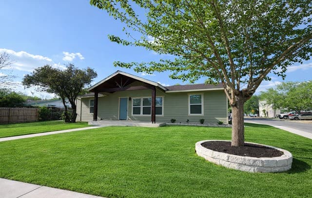6-bedroom rental at 703 W Rosewood in San Antonio, TX — photo 2