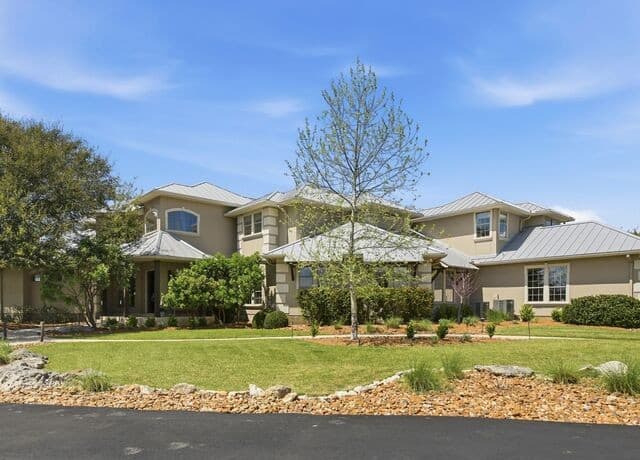 5-bedroom rental at 102 Santa Fe Trl in Boerne, TX — photo 4