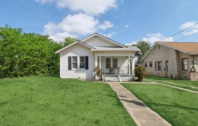 2-bedroom rental at 1007 Rigsby in San Antonio, TX — photo 2