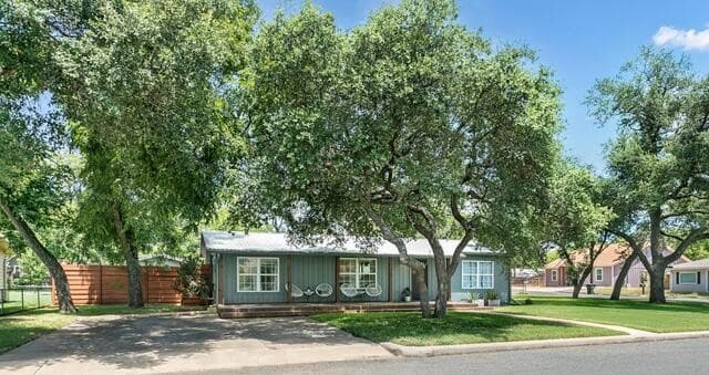 3-bedroom rental at 912 Apple in Fredericksburg, TX — photo 1