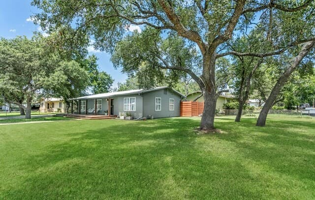 3-bedroom rental at 912 Apple in Fredericksburg, TX — photo 3