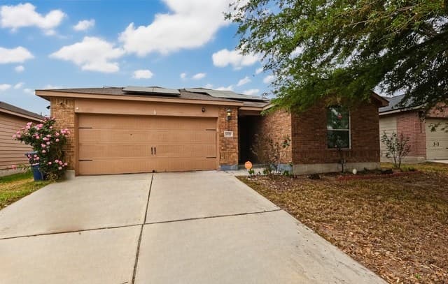 4-bedroom rental at 3327 Foster Meadows in San Antonio, TX — photo 2