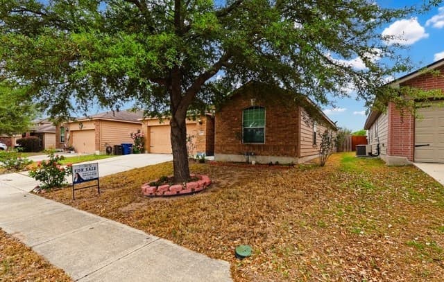 4-bedroom rental at 3327 Foster Meadows in San Antonio, TX — photo 3