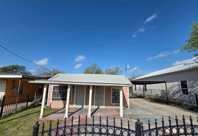 4-bedroom rental at 619 San Bernardo in San Antonio, TX — photo 1