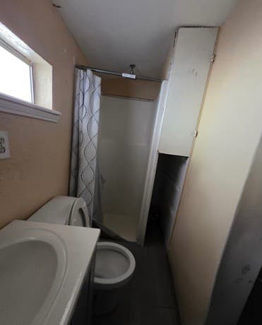4-bedroom rental at 619 San Bernardo in San Antonio, TX — photo 3