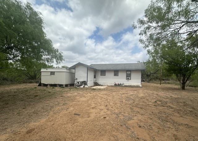 2-bedroom rental at 512 E Ave J in Christine, TX — photo 4