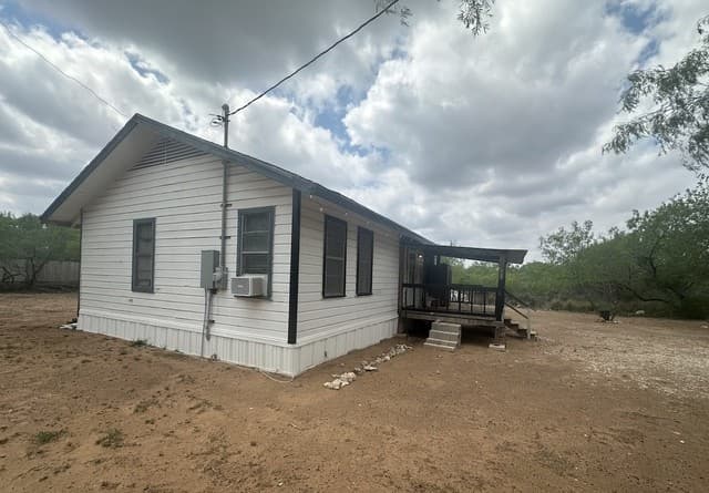 2-bedroom rental at 512 E Ave J in Christine, TX — photo 5