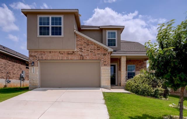 5-bedroom rental at 6134 Akin Place in San Antonio, TX — photo 1