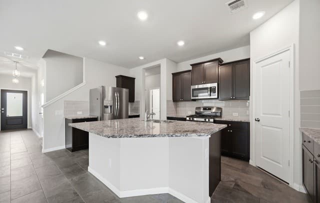 5-bedroom rental at 6134 Akin Place in San Antonio, TX — photo 2