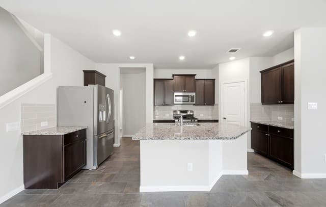 5-bedroom rental at 6134 Akin Place in San Antonio, TX — photo 3