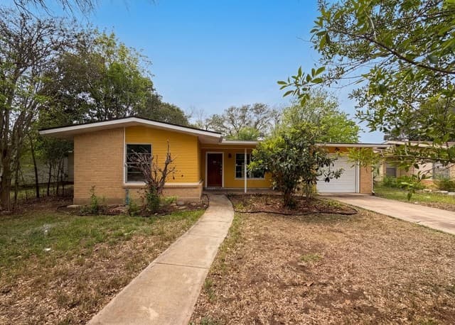 3-bedroom rental at 125 Scott in Universal City, TX — photo 1