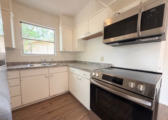 3-bedroom rental at 125 Scott in Universal City, TX — photo 2