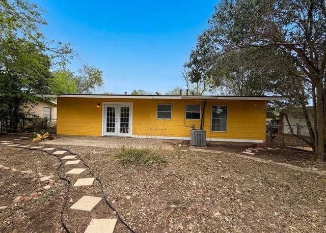 3-bedroom rental at 125 Scott in Universal City, TX — photo 5