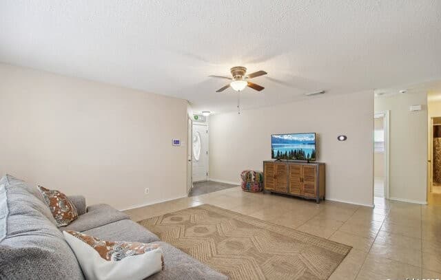 3-bedroom rental at 4825 Sunlit Well in San Antonio, TX — photo 3