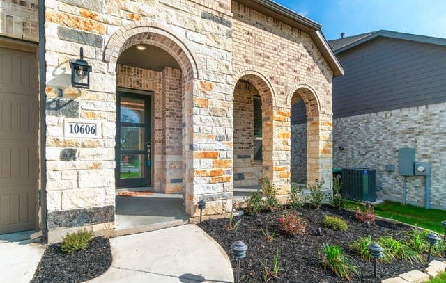4-bedroom rental at 10606 Revolver Trail in San Antonio, TX — photo 2