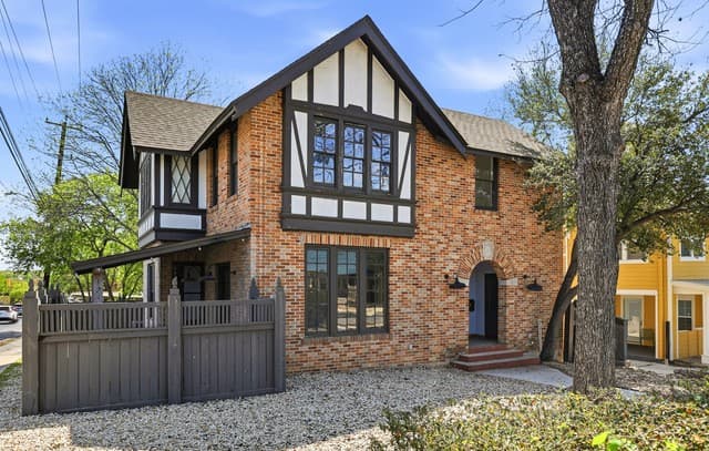 home for sale at 162 Davis Ct in San Antonio TX