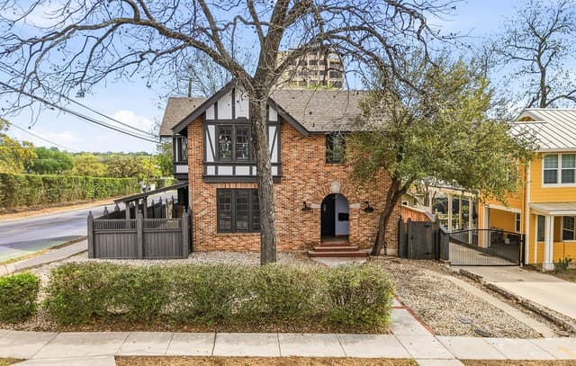 rental at 162 Davis Ct in San Antonio, TX — photo 2