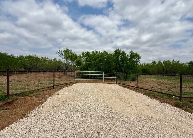 rental at 2315 County Road 332 in Charlotte, TX — photo 1