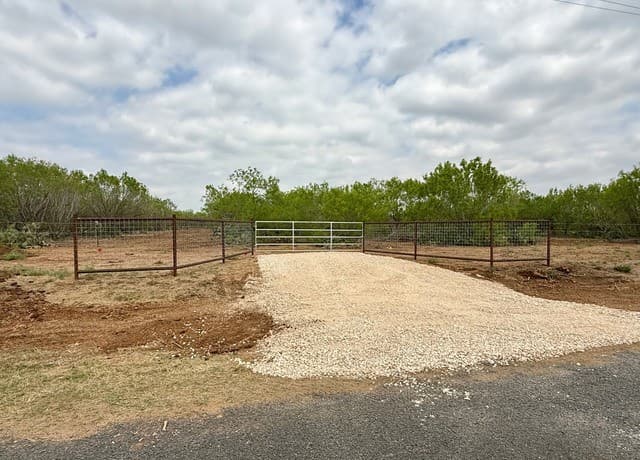 rental at 2315 County Road 332 in Charlotte, TX — photo 2
