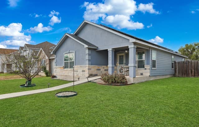 4-bedroom rental at 5727 Midcrown in San Antonio, TX — photo 2