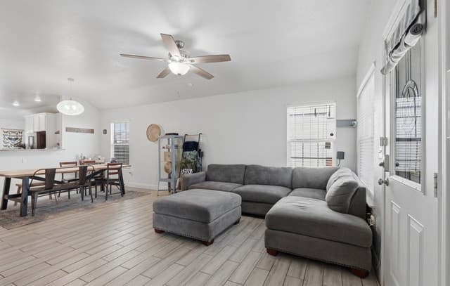 4-bedroom rental at 5727 Midcrown in San Antonio, TX — photo 3