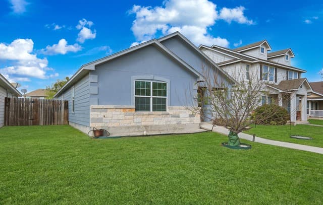 4-bedroom rental at 5727 Midcrown in San Antonio, TX — photo 5