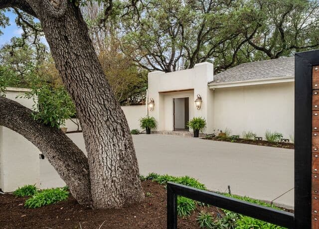 5-bedroom rental at 7887 N New Braunfels Ave in San Antonio, TX — photo 1