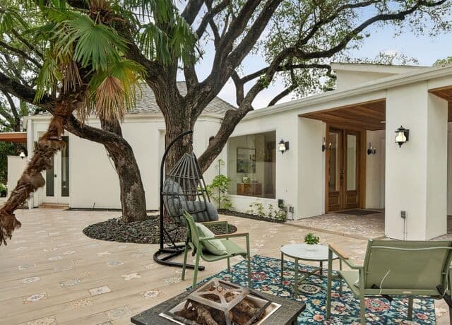 5-bedroom rental at 7887 N New Braunfels Ave in San Antonio, TX — photo 2