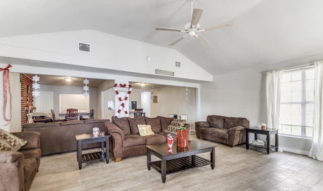 5-bedroom rental at 5111 Gray Buffalo in San Antonio, TX — photo 5